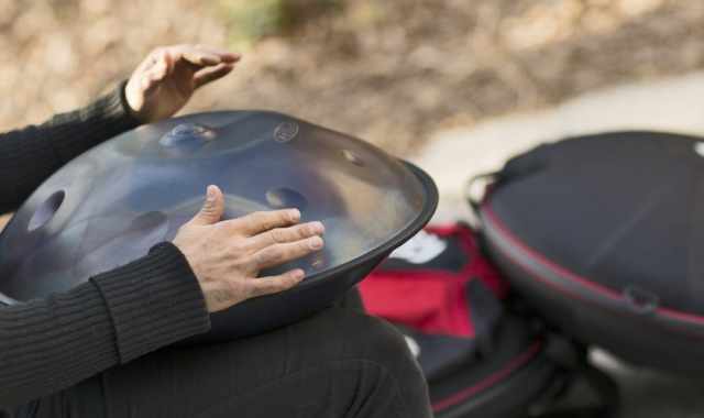 L'Handpan, insolito strumento che fonde melodia e ritmo: in Puglia lo fabbricano in due